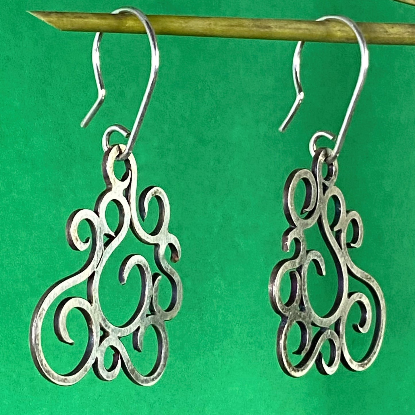 Aretes de Plata Fina 950, vista lateral con zoom, diseño Arte Colombiano, ideal para Venta Directa en Popayán.