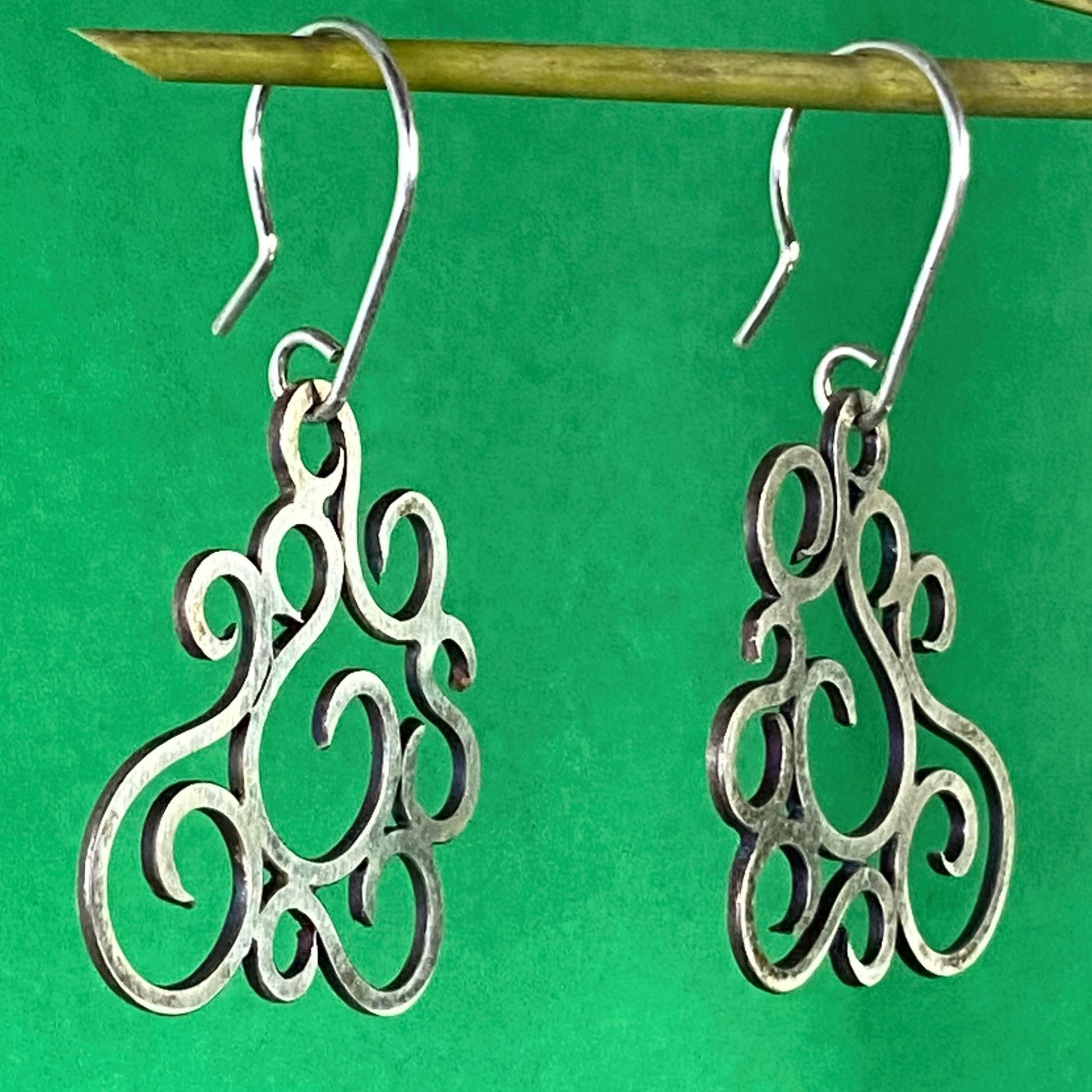 Aretes de Plata Fina 950, vista lateral con zoom, diseño Arte Colombiano, ideal para Venta Directa en Popayán.