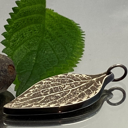 Dije Hoja Fundida en Plata Artesanal