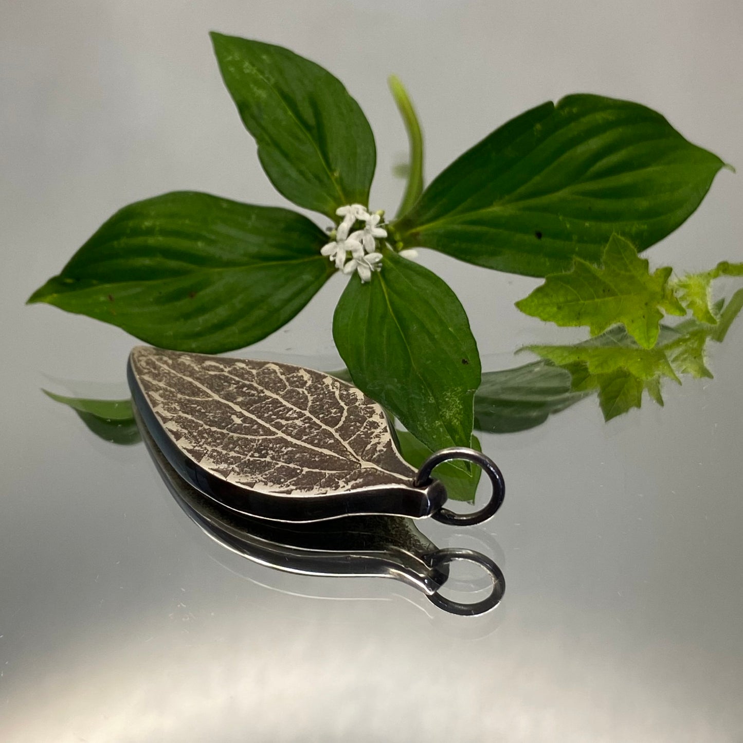 Dije Hoja Fundida en Plata Artesanal